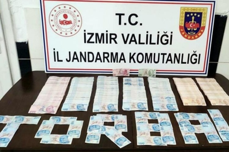 İzmir'de bir kişi ATM'deki a&ccedil;ıktan yararlanarak para &ccedil;ekti