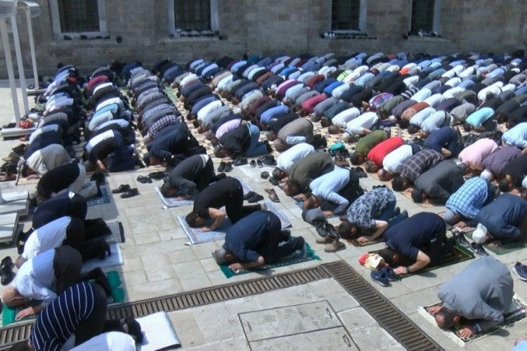 Bursa'da Ramazan ayının son cuma namazında Ulu camii doldu