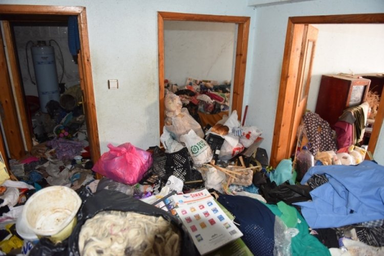 Bursa'da bir evden 4 kamyon &ccedil;&ouml;p &ccedil;ıktı