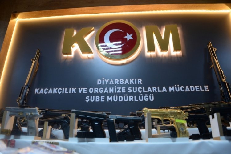 'Koyunlar' operasyonunda ele ge&ccedil;irilen silahlar sergilendi