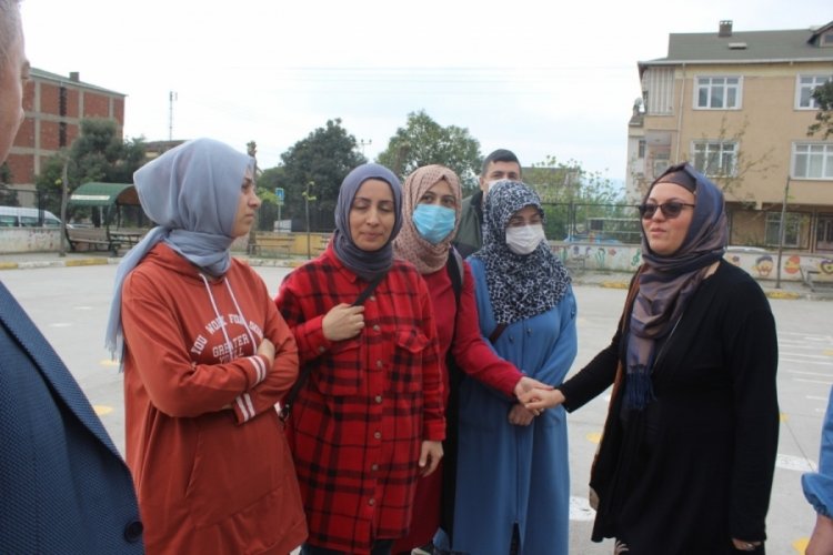 Kocaeli'de veliler &ouml;ğrenciye ceza veren &ouml;ğretmeni darbetti