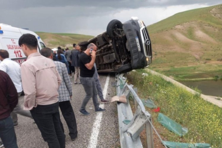 Tekeri patlayan minib&uuml;s yoldan &ccedil;ıktı: 14 yaralı
