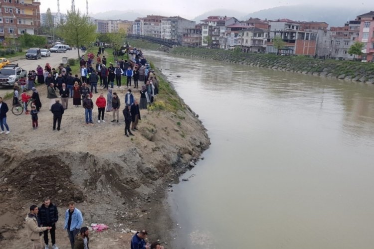 11 yaşındaki &ccedil;ocuğun cansız bedenine ulaşıldı
