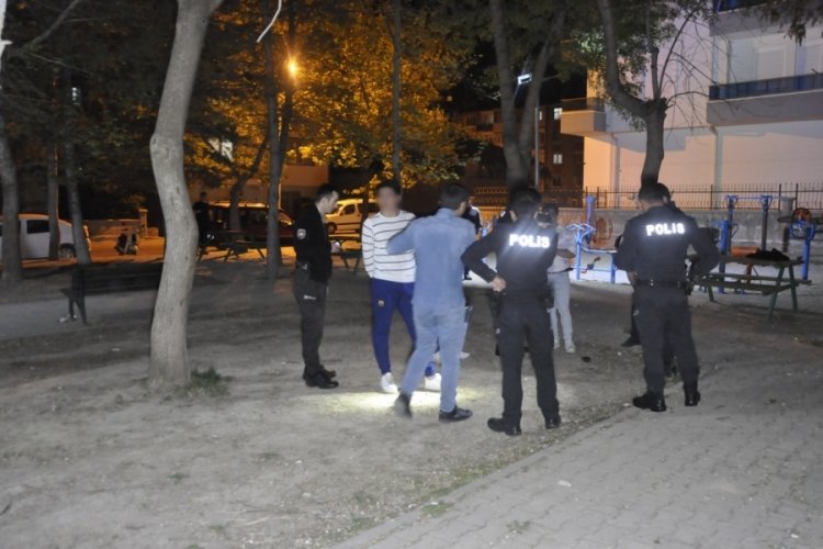Gen&ccedil;lerin bı&ccedil;aklı kavgasında 3 kişi yaralandı