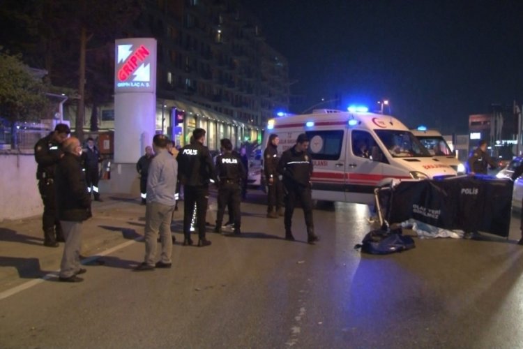 Yolun karşısına ge&ccedil;meye &ccedil;alışırken dehşeti yaşadılar: 1 &ouml;l&uuml;, 1 yaralı