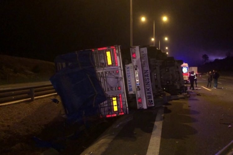 Yem y&uuml;kl&uuml; tır devrildi: 1 &ouml;l&uuml;, 1 yaralı