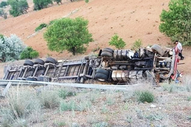 Şarampole devrilen tırda bulunan 1 kişi yaralandı