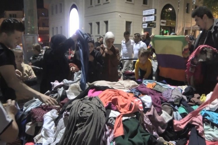 Bursa'da ekmekten ucuz kıyafete h&uuml;cum ettiler