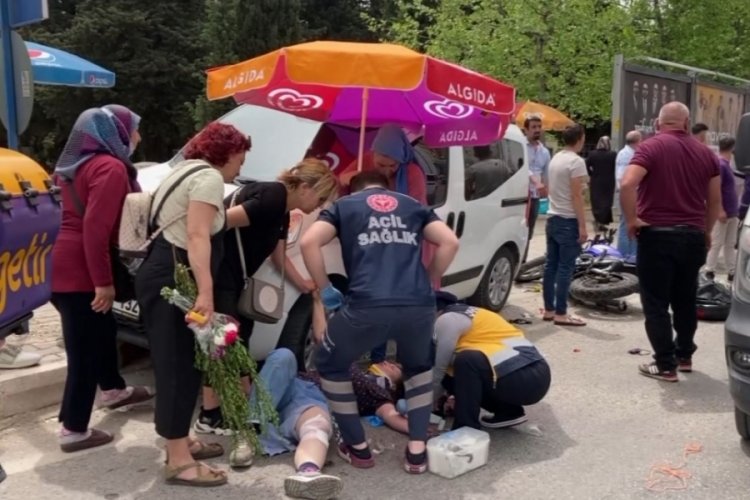 Kazada yaralanan kadına plaj şemsiyeli koruma