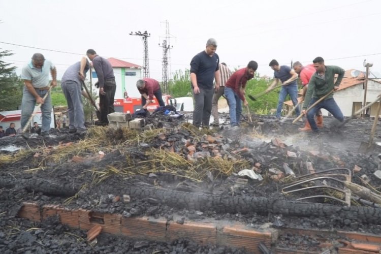 İtfaiye yol sorunu nedeniyle yetişemedi, 2 evin &ccedil;atısı k&uuml;le d&ouml;nd&uuml;