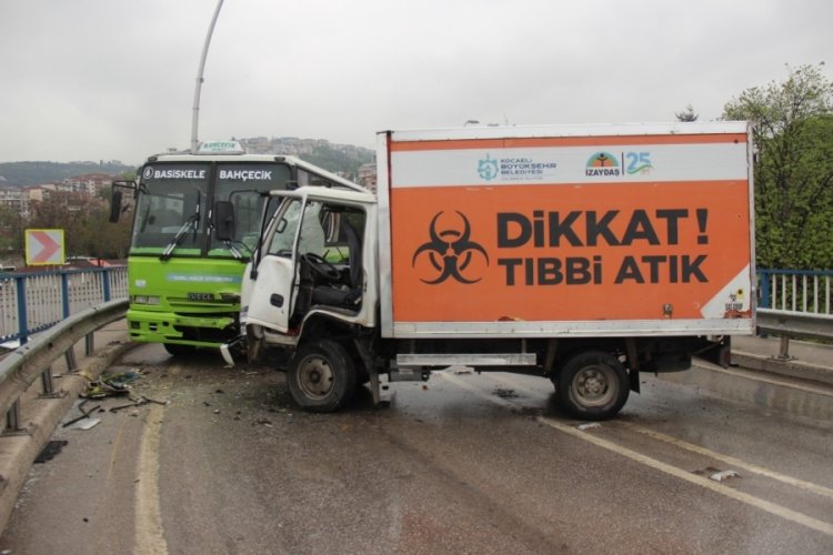 Halk otob&uuml;s&uuml; ile kamyonet &ccedil;arpıştı: 2 yaralı