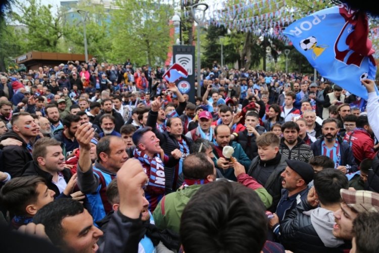 Trabzonspor taraftarları kutlamalara başladı