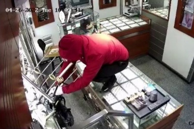Soyulan kuyumcunun vurulma anı g&uuml;venlik kamerasına yansıdı