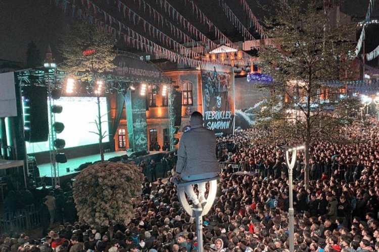 Trabzon'da vatandaşlar direklerin &uuml;st&uuml;ne &ccedil;ıktılar