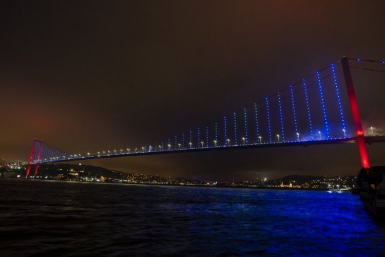 İstanbul Boğazı, bordo-maviye b&uuml;r&uuml;nd&uuml;