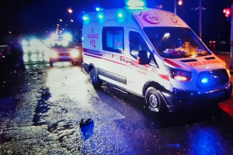 Ambulans ile otomobil &ccedil;arpıştı: 5 yaralı