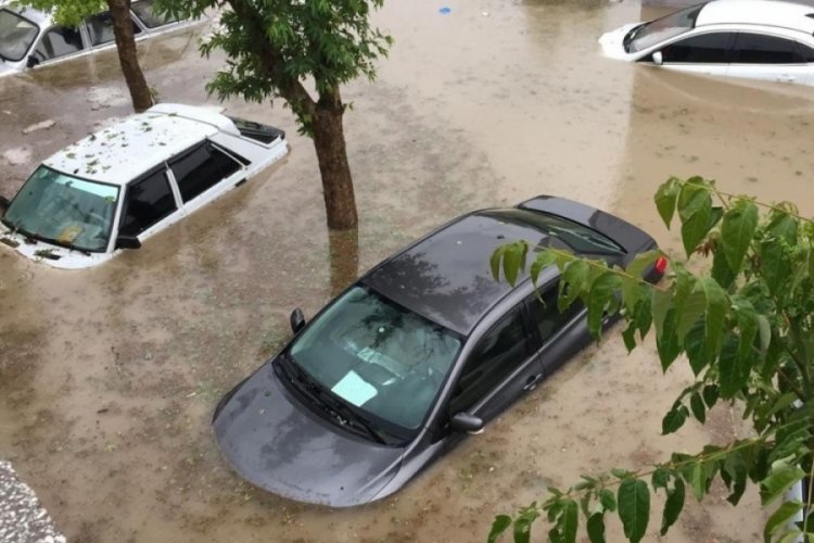 Adıyaman'da ara&ccedil;lar sel suları altında kaldı