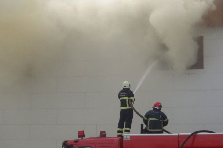 İplik fabrikası alev alev yandı, felaketin eşiğinden d&ouml;n&uuml;ld&uuml;