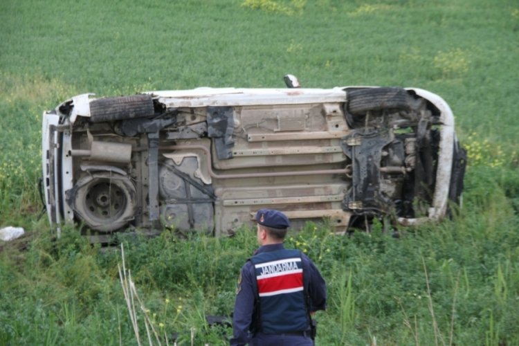 Hafif ticari ara&ccedil; şarampole u&ccedil;tu: 8 yaralı