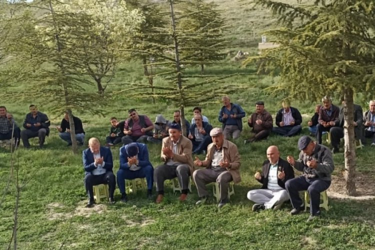 Vefat eden yakınları i&ccedil;in bir araya gelip dua ettiler