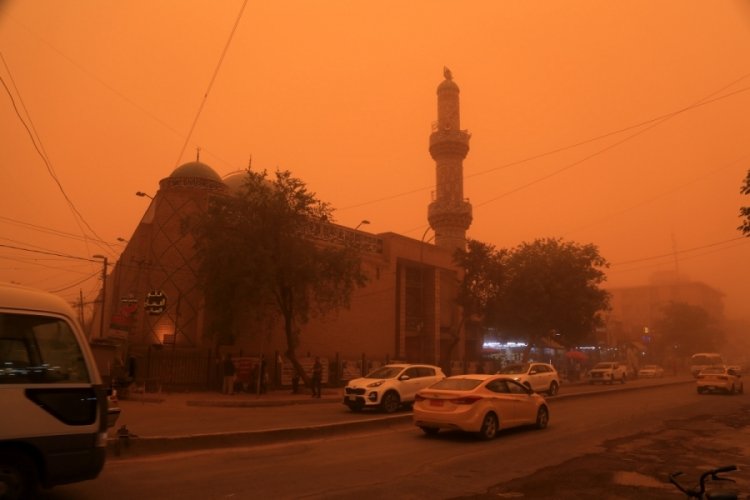 Irak'ta kum fırtınası nedeniyle 400'den fazla kişi hastaneye kaldırıldı
