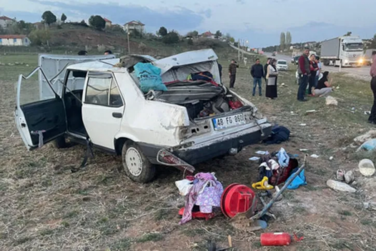Otomobil şarampole devrildi: 1 &ouml;l&uuml; 5 yaralı