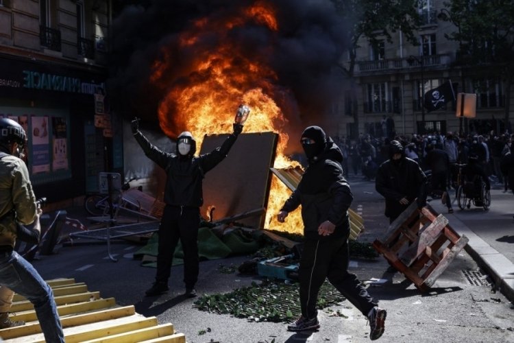 Paris'teki olaylı 1 Mayıs'ta 54 g&ouml;zaltı