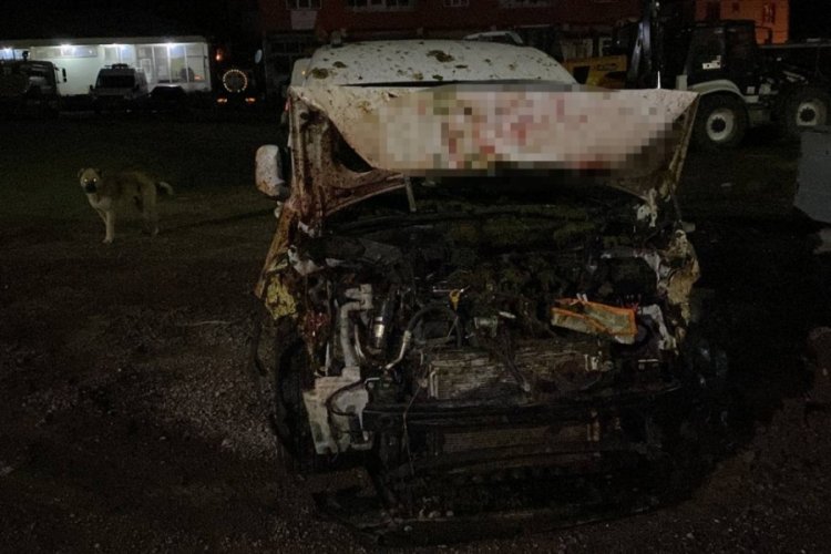Hafif ticari ara&ccedil; s&uuml;r&uuml;ye &ccedil;arptı: 6 kişi yaralandı, 50 koyun telef oldu