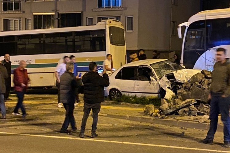 Otomobil karşı şeride ge&ccedil;ip duvara &ccedil;arparak durabildi