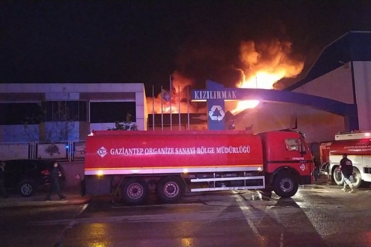 Geri d&ouml;n&uuml;ş&uuml;m fabrikasında b&uuml;y&uuml;k yangın