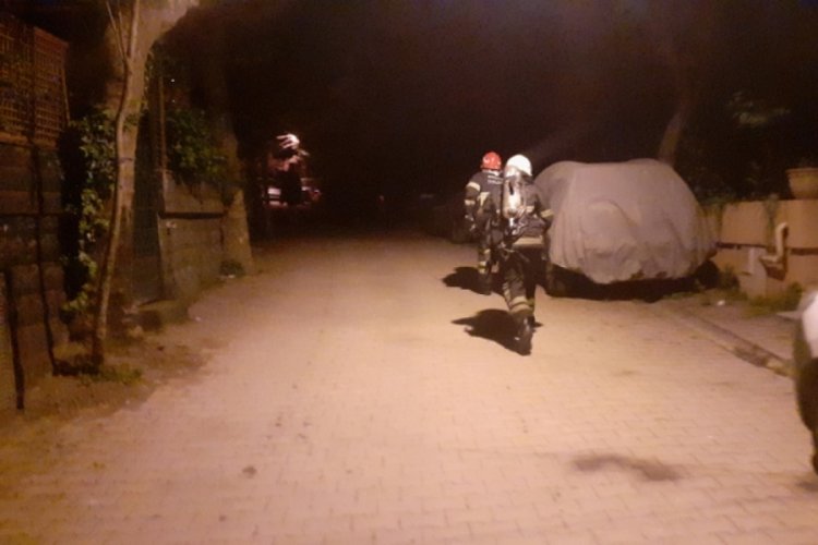 Hatalı park edilen ara&ccedil;lar, yangına koşan itfaiyenin işine engel oldu