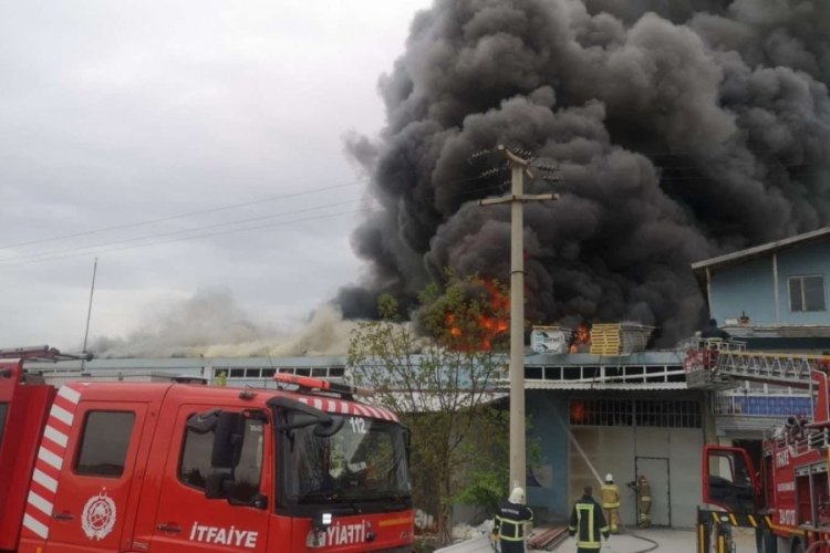 Battaniye &uuml;retimi yapan fabrika alev alev yandı