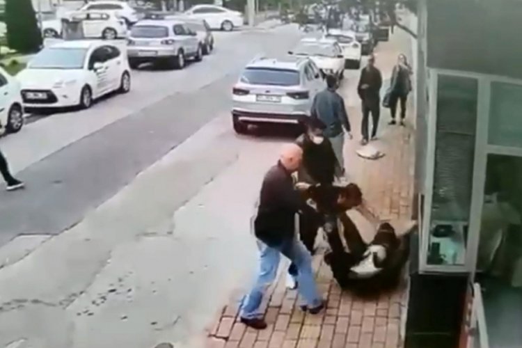 Mesai arkadaşı olan kadına şiddet uygulayan erkeğe meydan dayağı