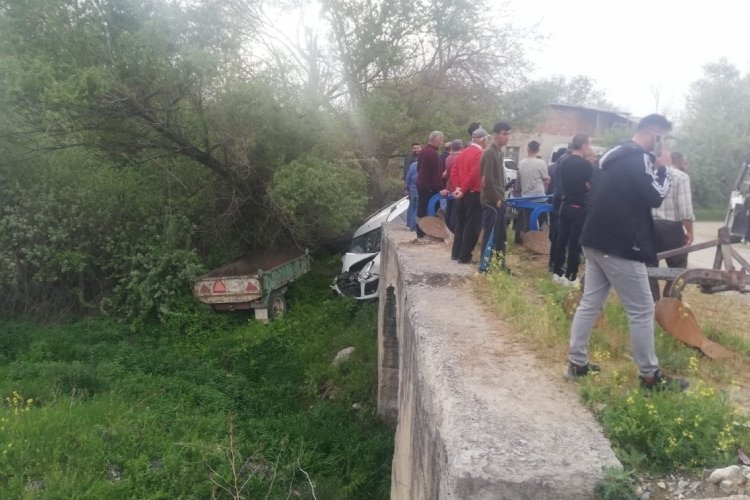 Hafif ticari ara&ccedil; dereye u&ccedil;tu: 3 yaralı