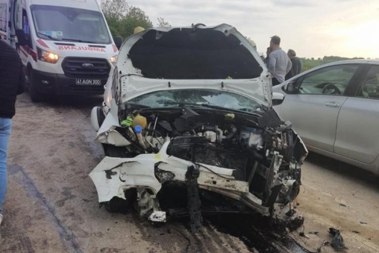 İki otomobil kafa kafaya &ccedil;arpıştı: 2 yaralı