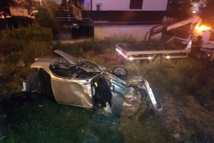 Motosiklet ile otomobil kafa kafaya &ccedil;arpıştı: 2'si ağır 3 yaralı