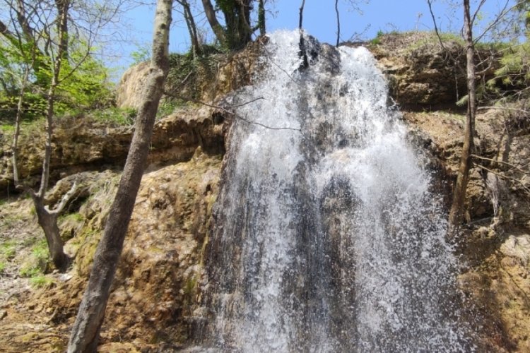 Bursa'daki bu k&ouml;y doğal g&uuml;zelliğiyle b&uuml;y&uuml;l&uuml;yor
