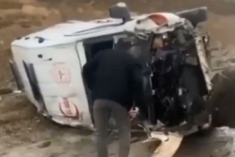Hasta taşıyan ambulans yan yattı: 5 yaralı
