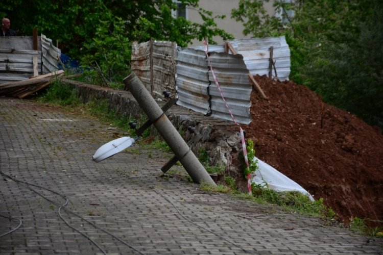 Toprak kayması mahalleyi elektriksiz bıraktı