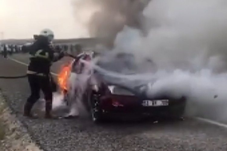 Seyir halindeki otomobil alev alev yandı