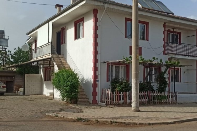 Evde baygın bulunan kız kardeşlerden 1'i &ouml;ld&uuml;