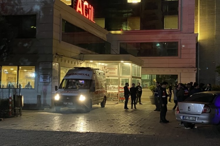 Kurşun yağdırılan otomobilde 3 kişi &ouml;ld&uuml;, 2 kişi yaralandı