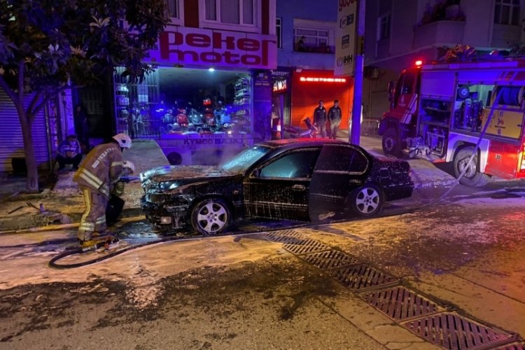 Park halindeki otomobil alev alev yandı