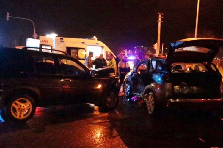 D&uuml;ğ&uuml;n d&ouml;n&uuml;ş&uuml; kaza: 2'si ağır 8 kişi yaralı