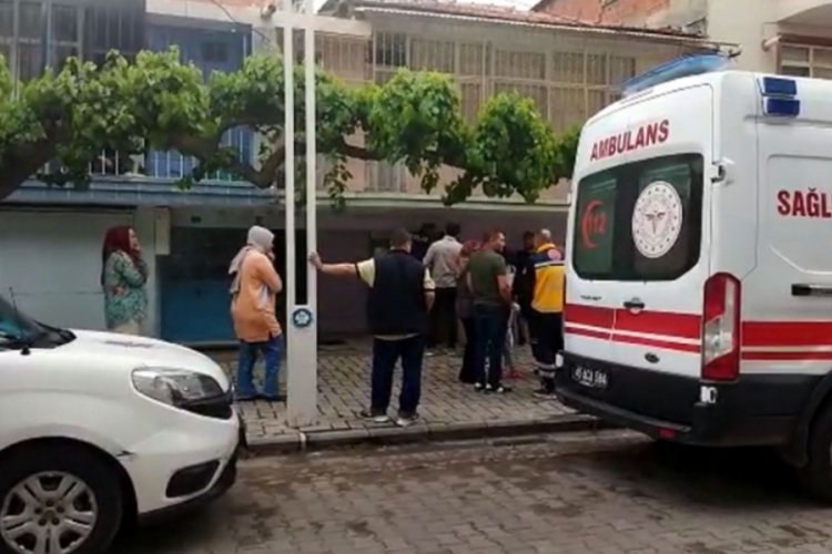 Bayramlaşmaya gelen kızı ve damadı tarafından &ouml;l&uuml; halde bulundu