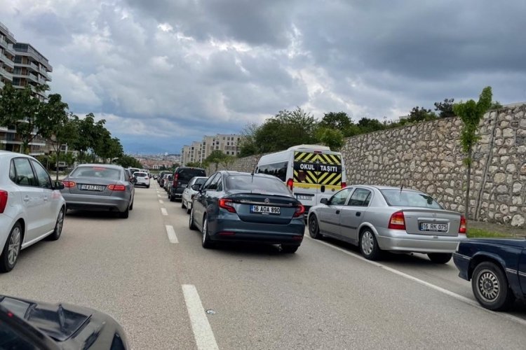 Bursa-Orhaneli yolunda bayram d&ouml;n&uuml;ş&uuml; trafiği