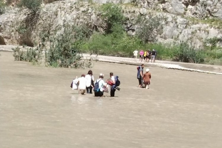 Su seviyesi y&uuml;kselince mahsur kalan 8 kişi kurtarıldı