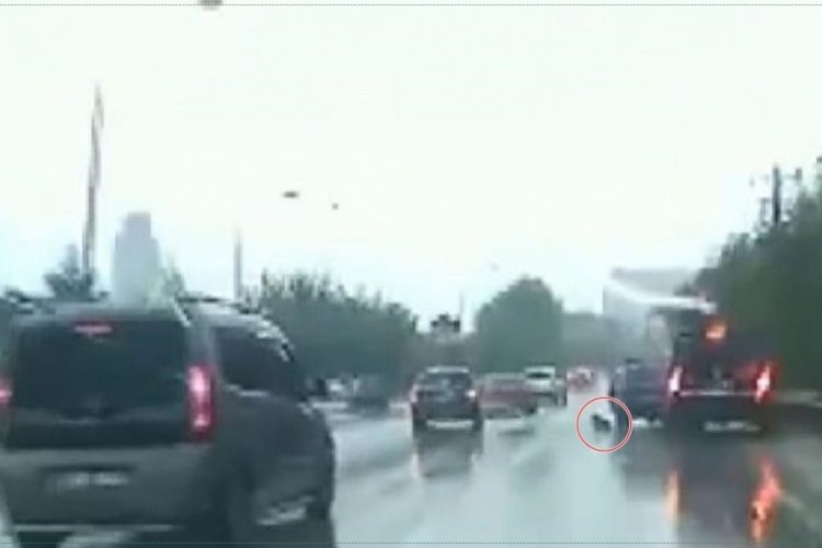 Bursa'da ani manevrada aracın kapısı a&ccedil;ıldı, &ccedil;ocuk yola d&uuml;şt&uuml;
