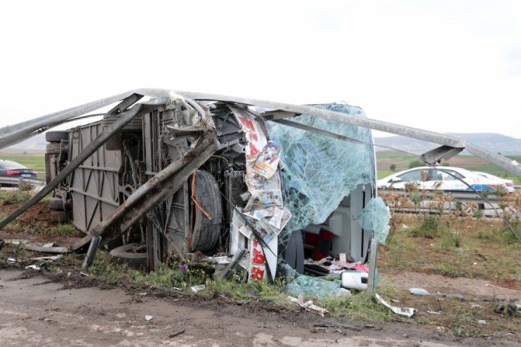 TIR'la &ccedil;arpışan yolcu otob&uuml;s&uuml; devrildi: 14 kişi&nbsp;yaralı