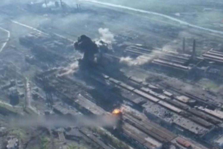 Rus g&uuml;&ccedil;lerinin Azovstal fabrikasını vurduğu anlar paylaşıldı